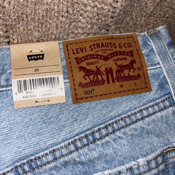 Levis 501 Shorts Womens 29 Light Wash Distressed Denim High Rise Button Fly NWT - Picture 7 of 7